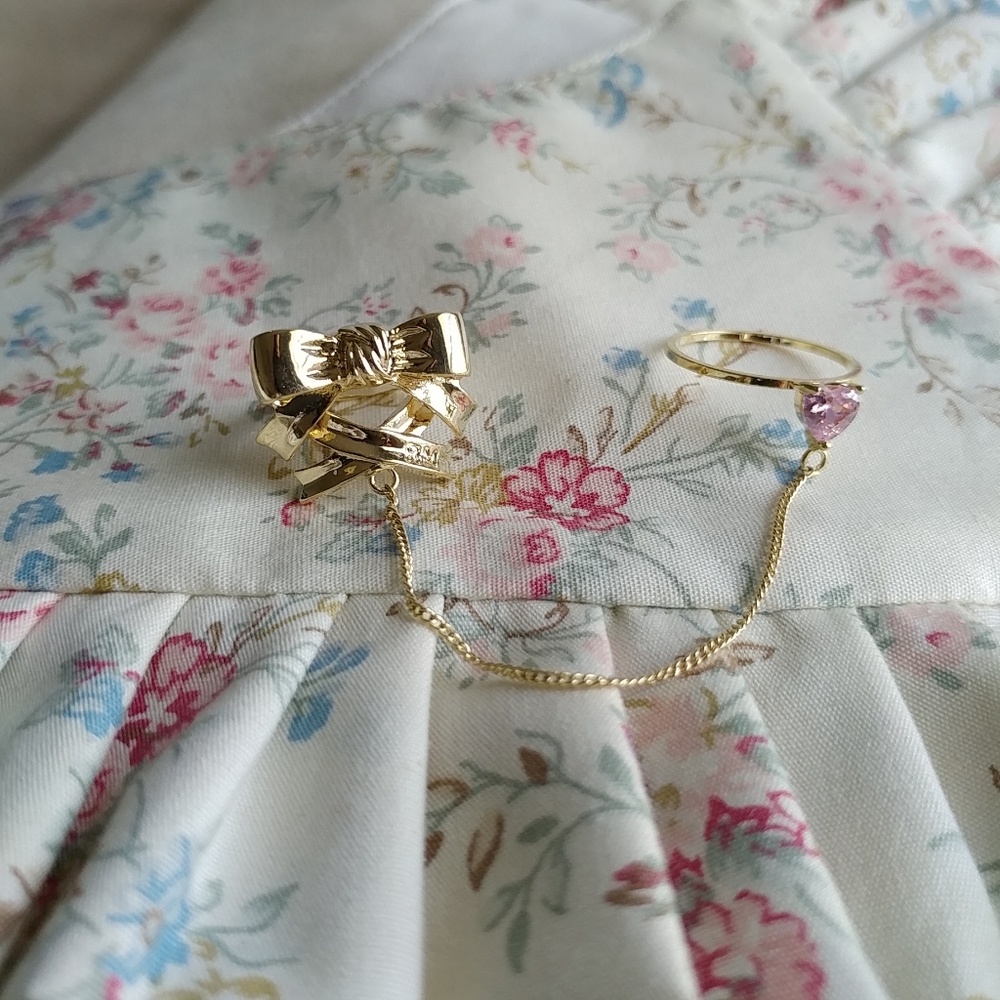 RoseMarie Seoir gold chained heart bijou ring